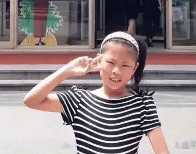 Zhou từng rất tự ti về ngoại hình, thường xuyên bị bạn bè trêu trọc. Do đó, cô đã quyết định lựa chọn phẫu thuật thẩm mỹ để có được diện mạo tốt hơn với sự trợ giúp kinh tế từ gia đình.