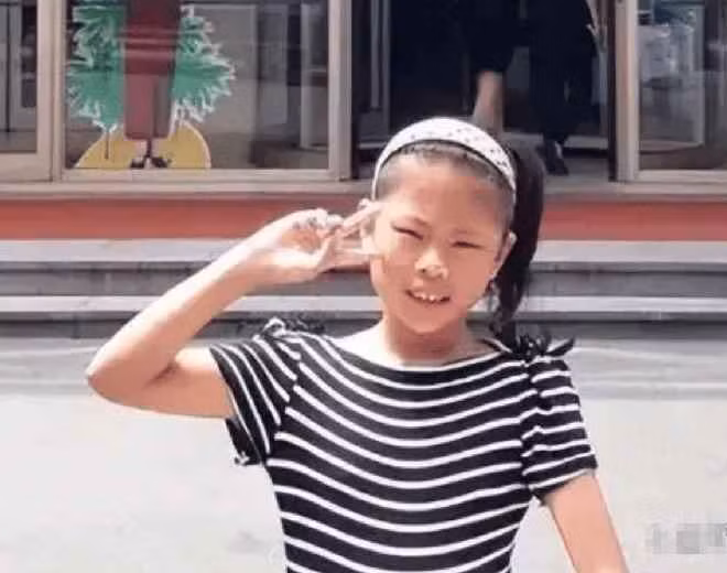 Zhou từng rất tự ti về ngoại hình, thường xuyên bị bạn bè trêu trọc. Do đó, cô đã quyết định lựa chọn phẫu thuật thẩm mỹ để có được diện mạo tốt hơn với sự trợ giúp kinh tế từ gia đình.