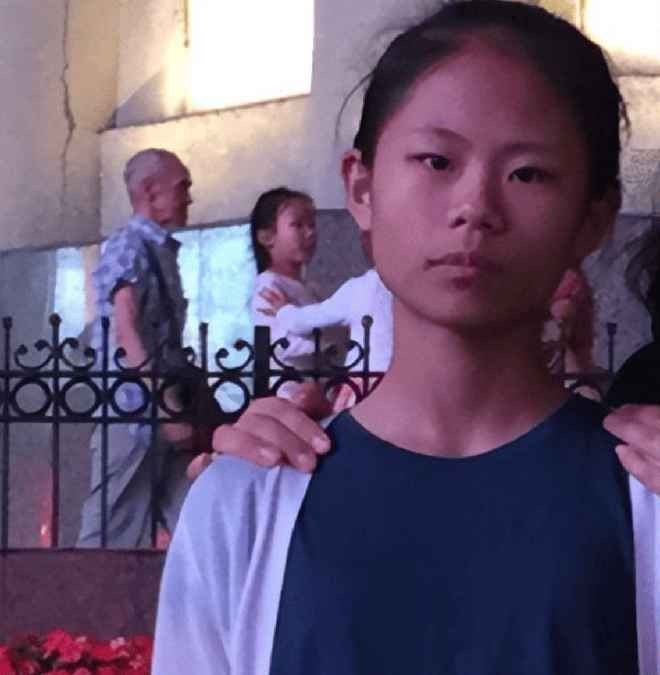 Zhou Chuna cho rằng việc sở hữu 1 nhan sắc nổi bật sẽ giúp mình có cuộc sống suôn sẻ. Bắt đầu từ việc tắm trắng, cô dần trải qua những cuộc phẫu thuật mũi, mí mắt, làm cằm V-line, bơm môi...