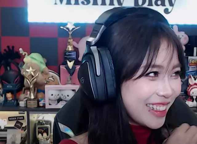 Tại đây, MisThy bất ngờ kéo váy cao hơn thường, zoom cận và để lộ phần da thịt có chút nhạy cảm trên sóng trực tiếp. Fan không khỏi giật mình bởi hành động này của nữ streamer.