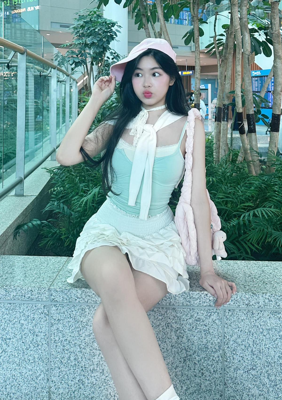 Lọ Lem gây chú ý với gu thời trang pha trộn giữa phong cách Y2K cùng tinh thần quyến rũ, phóng khoáng và nhiều màu sắc.