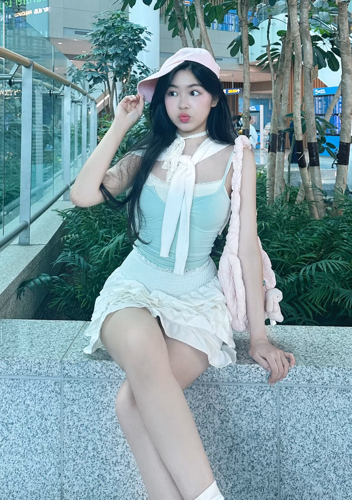 Lọ Lem gây chú ý với gu thời trang pha trộn giữa phong cách Y2K cùng tinh thần quyến rũ, phóng khoáng và nhiều màu sắc.