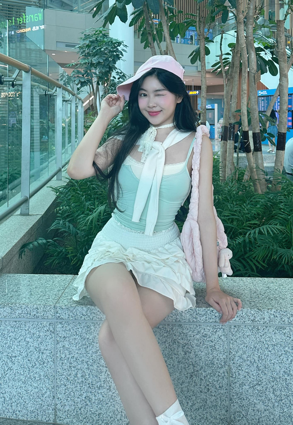 Màn "lên đồ" ấn tượng này giúp Lọ Lem khoe khéo vóc dáng gợi cảm, chuẩn chỉnh. Con gái Quyền Linh ghi điểm với đôi chân dài thon nuột nà, vòng eo nhỏ xíu thon gọn.