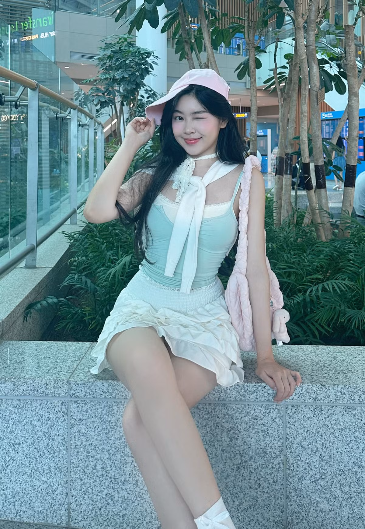 Màn "lên đồ" ấn tượng này giúp Lọ Lem khoe khéo vóc dáng gợi cảm, chuẩn chỉnh. Con gái Quyền Linh ghi điểm với đôi chân dài thon nuột nà, vòng eo nhỏ xíu thon gọn.