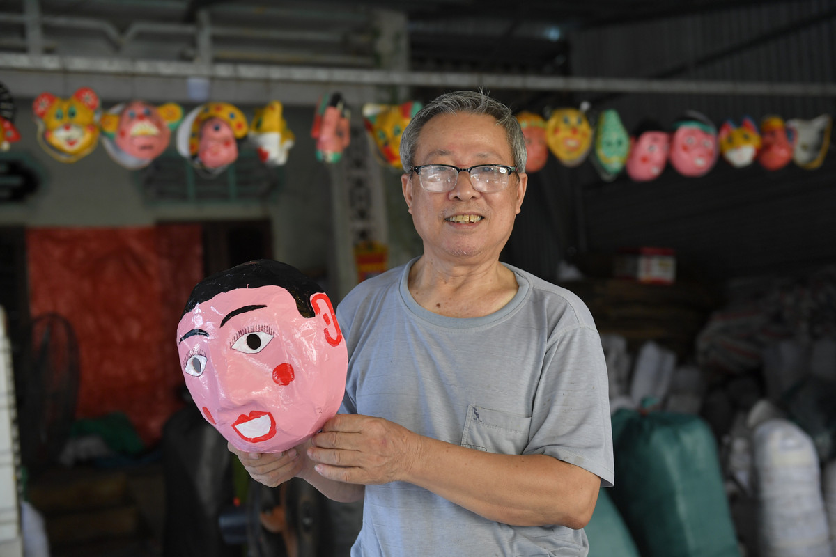 Cuộc sống ngày càng trở nên hiện đại, dù chẳng thể phát sáng hay gắn pin điện tử, nhưng những đồ chơi Trung thu truyền thống như mặt nạ giấy bồi vẫn có một sức hấp dẫn, thu hút kỳ lạ và trở thành những món quà yêu thích của nhiều người, đặc biệt là các bạn trẻ.