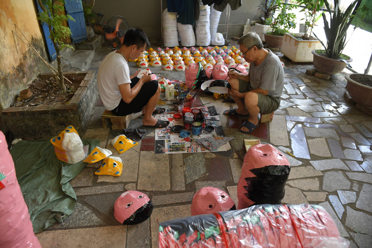 Lý giải về tên gọi mặt nạ giấy bồi, ông Đông cho hay, do đồ chơi truyền thống được làm bằng giấy và bồi bằng thủ công nên được người dân nôm na gọi là mặt nạ giấy bồi.