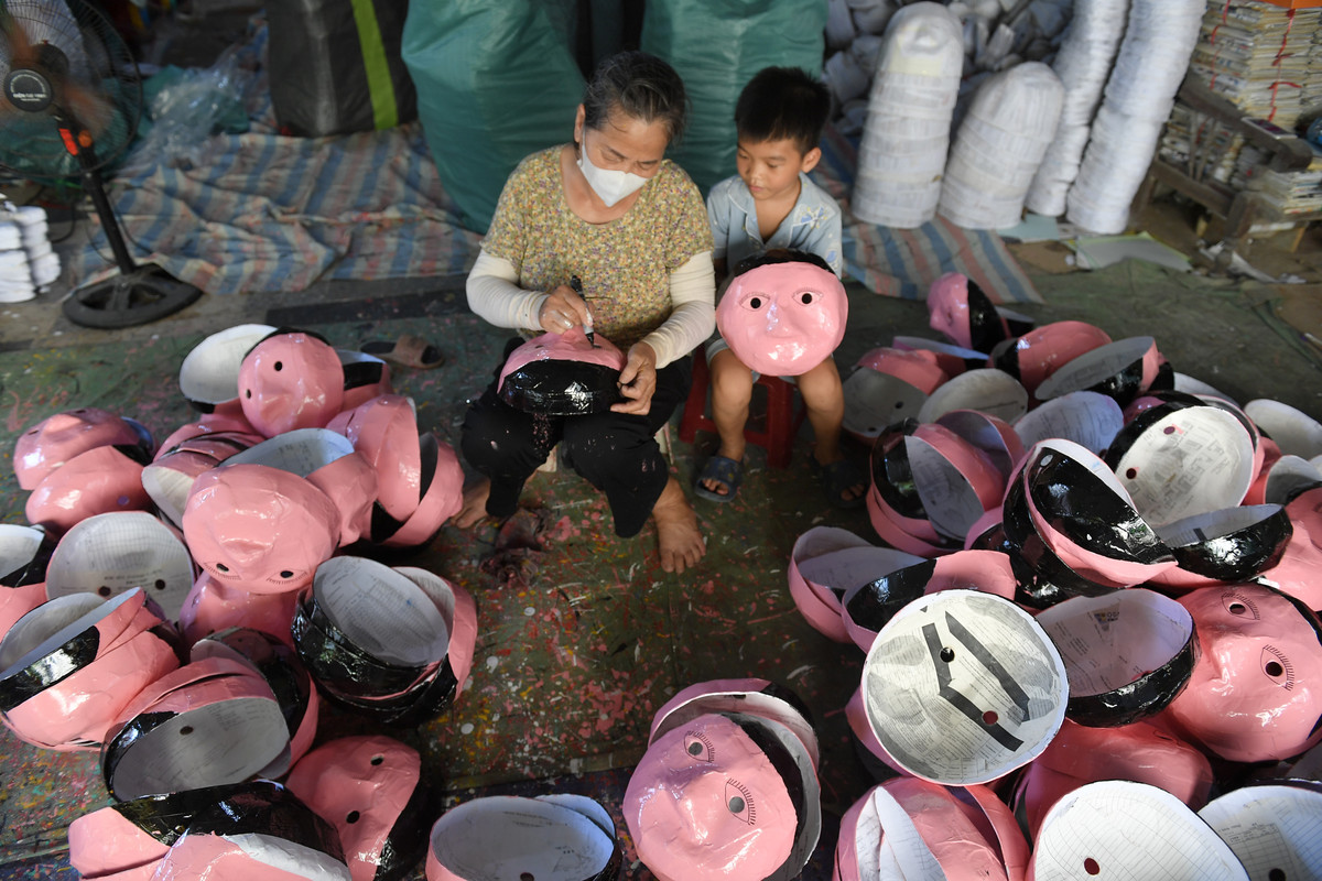 Dịp giữa tháng 7 âm lịch, làng Ông Hảo - Hưng Yên lại nhộn nhịp với người làm, người mua mặt nạ giấy bồi. Phóng viên đã có dịp tới thăm nhà ông Vũ Huy Đông, chủ một cơ sở sản xuất đồ chơi Trung thu với hơn 40 năm gìn giữ và lưu truyền.