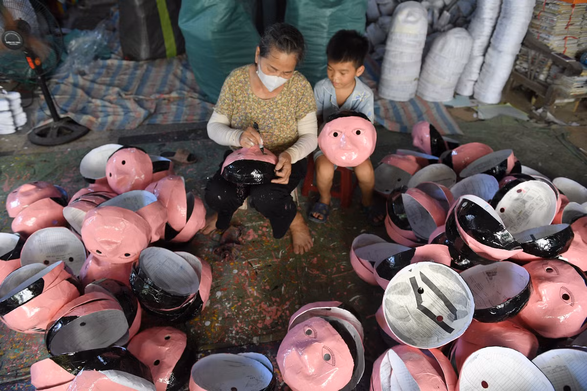 Dịp giữa tháng 7 âm lịch, làng Ông Hảo - Hưng Yên lại nhộn nhịp với người làm, người mua mặt nạ giấy bồi. Phóng viên đã có dịp tới thăm nhà ông Vũ Huy Đông, chủ một cơ sở sản xuất đồ chơi Trung thu với hơn 40 năm gìn giữ và lưu truyền.