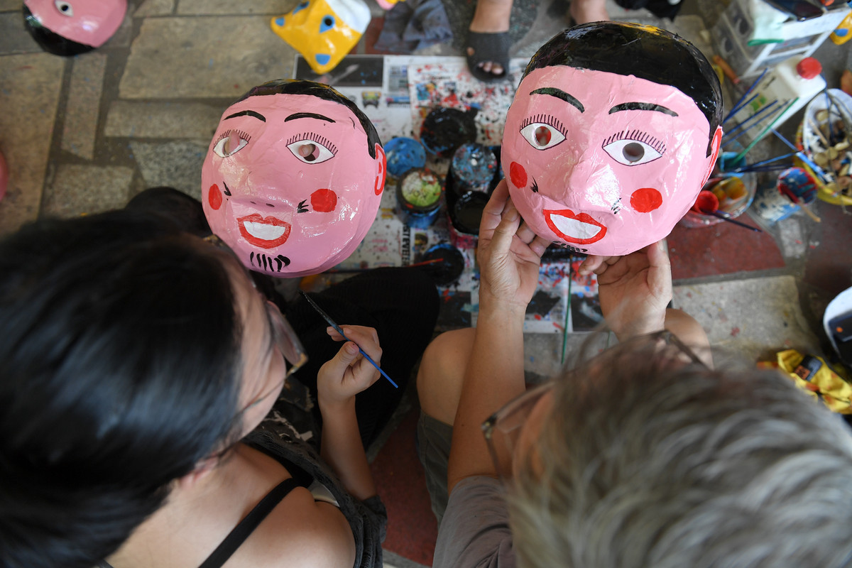 Bên cạnh đó, ông Đông cũng có lời gửi gắm tới các bạn trẻ: "Các bạn hãy dùng đồ chơi Việt Nam, không bạo lực, không độc hại, rẻ tiền và bảo tồn được giá trị văn hóa truyền thống của dân tộc".