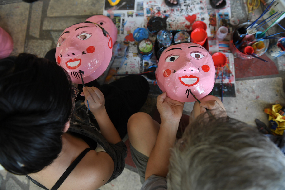 Chia sẻ với PV, bạn Thu Hoài (23 tuổi, Hà Nội) - người trải nghiệm các bước để tạo ra một chiếc mặt nạ giấy bồi chia sẻ: "Tự tay hoàn thiện một sản phẩm nhìn thì vô cùng đơn giản nhưng trải qua các bước, em mới thấy rằng khá phức tạp và tỷ mỉ. Em khá thích thú với trải nghiệm này và mong rằng nhiều bạn trẻ không quay lưng với đồ chơi truyền thống và gìn giữ những gì của dân tộc".