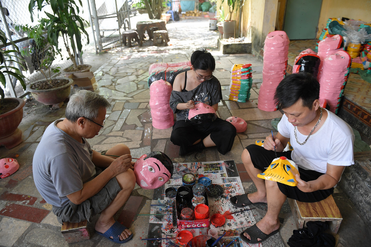 Đặc biệt, ông Đông vui mừng cho biết những bạn trẻ trong nước không thờ ơ với đồ chơi truyền thống. Mỗi tháng, ngoài các du khách nước ngoài thì có nhiều đoàn học sinh, sinh viên, các bạn trẻ tìm đến nhà để trải nghiệm tận tay những chiếc mặt nạ.