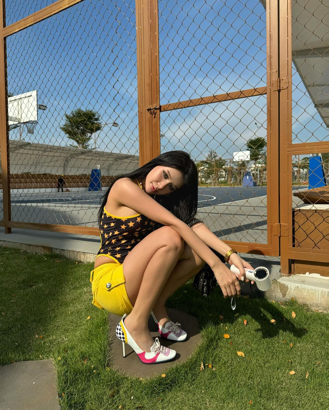 Cách phối đồ và phụ kiện cũng độc đáo, lạ mắt hơn trước.