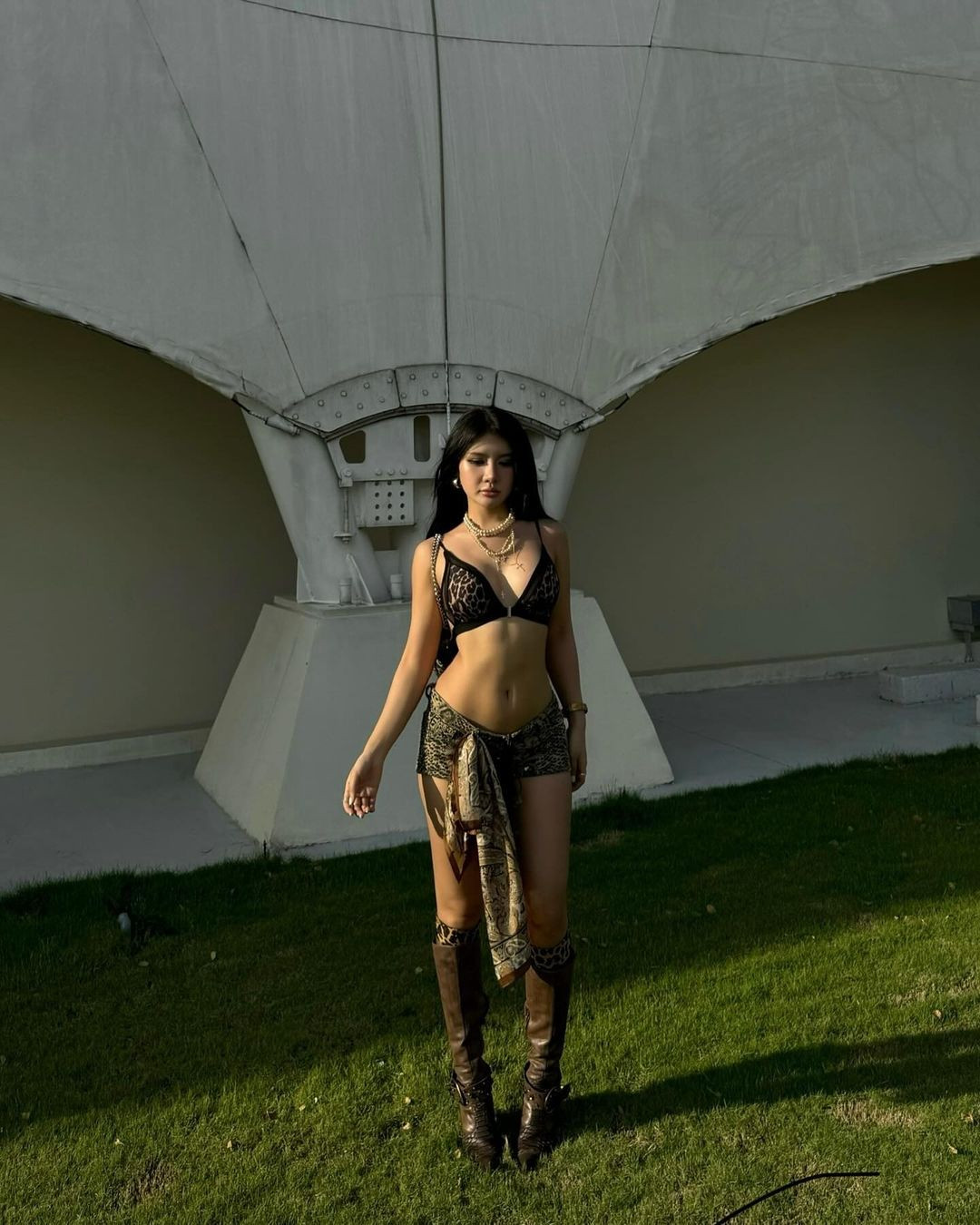 Phong cách của Xuân Ca cùng ngày càng cá tính, gợi cảm.