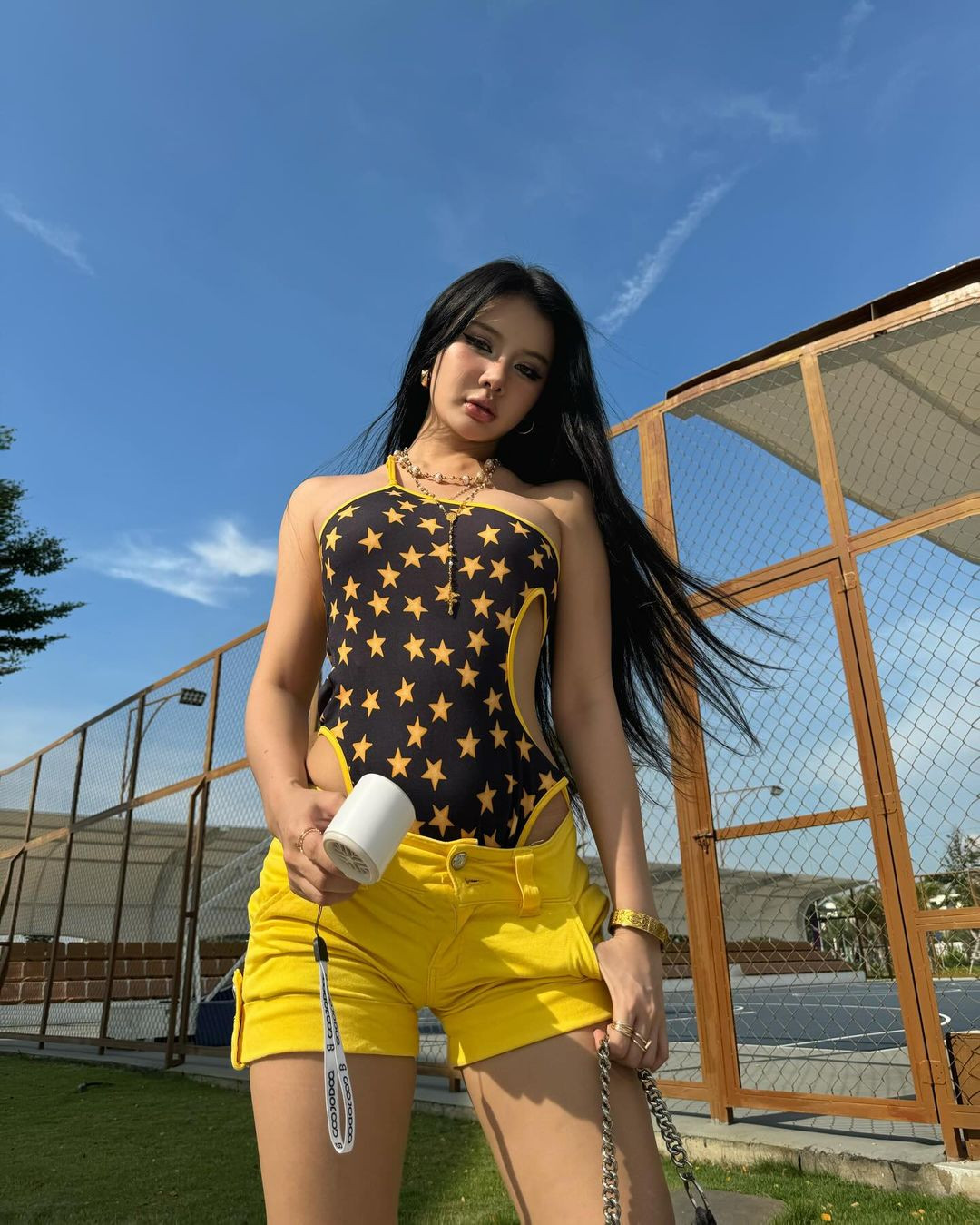 Xuân Ca thường lựa chọn những thiết kế lạ mắt, có phần cắt xẻ táo bạo khoe trọn đường cong cơ thể.