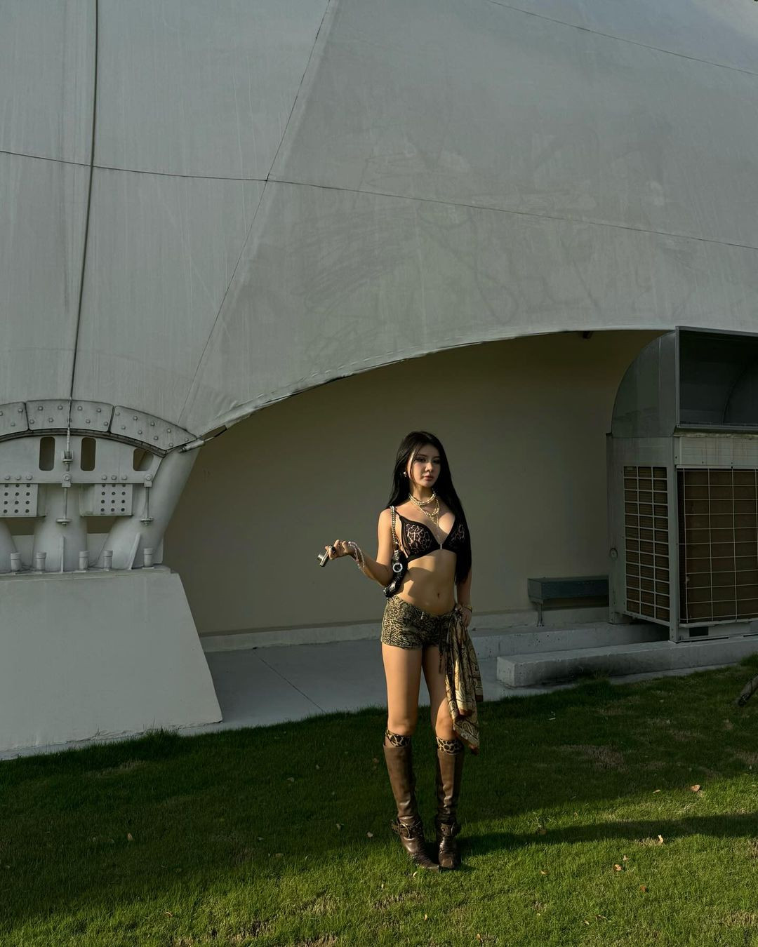 Tuy nhiên, chính việc hở bạo khiến cô nàng cũng nhận về những lời bình luận chê bai. Đó cũng là một phần lý do khiến cô nàng không ngần ngại đáp trả với anti trên trang cá nhân.