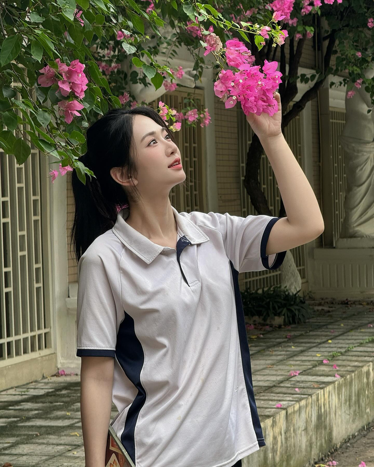 Không chỉ sở hữu vẻ ngoài trẻ trung năng động, cô nàng còn rất tích cực thử sức với nhiều vai trò như người mẫu, dẫn chương trình,... để đổi mới và trau dồi bản thân.