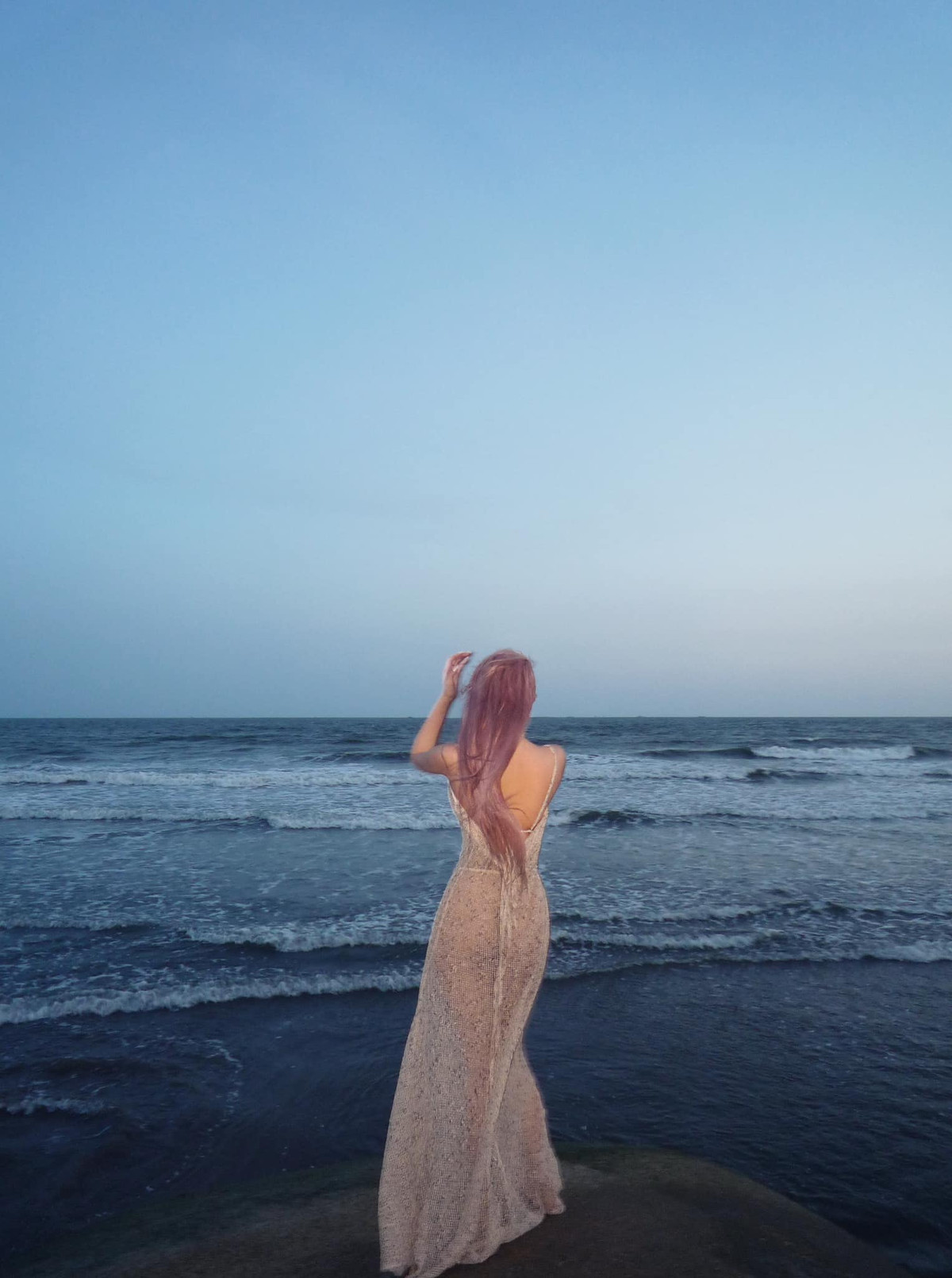 Không chỉ vậy, cô nàng vừa cập nhật loạt ảnh diện chiếc váy dài với thiết kế nhìn xuyên thấu, tạo dáng gợi cảm ở biển.(Ảnh: FBNV)