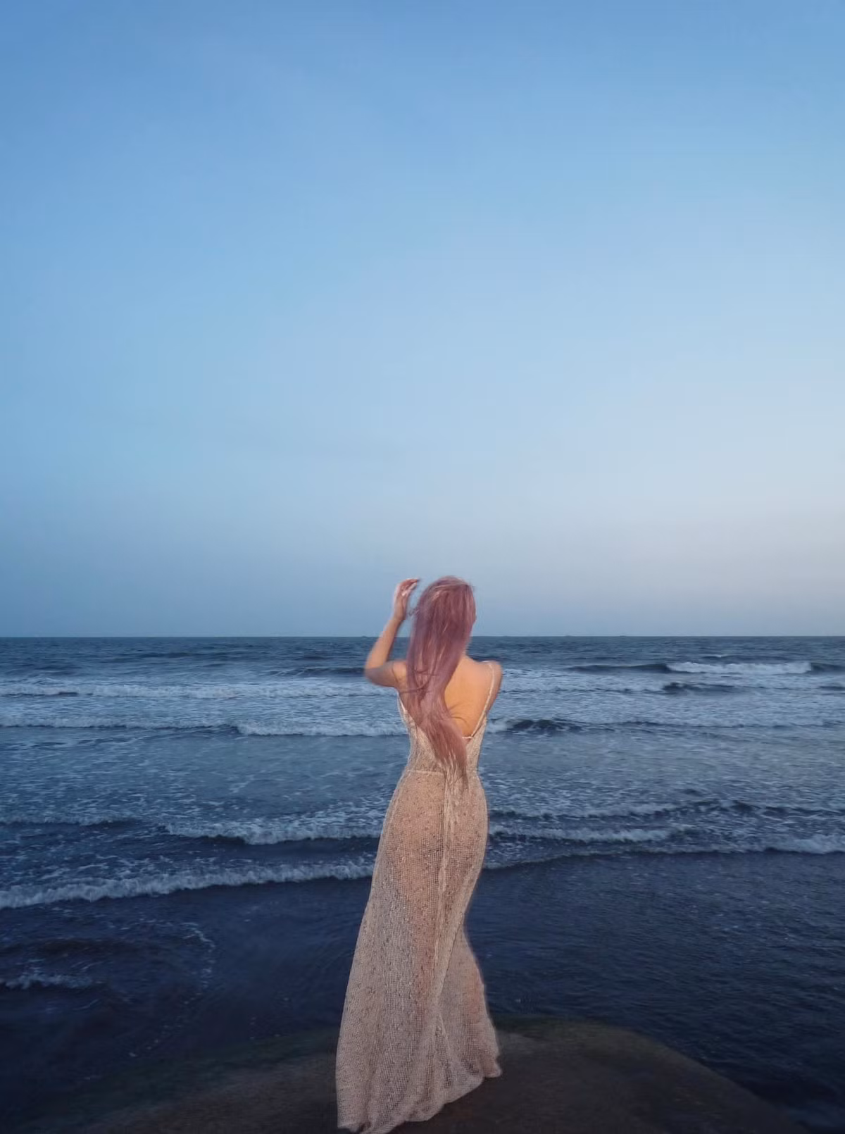 Không chỉ vậy, cô nàng vừa cập nhật loạt ảnh diện chiếc váy dài với thiết kế nhìn xuyên thấu, tạo dáng gợi cảm ở biển.(Ảnh: FBNV)