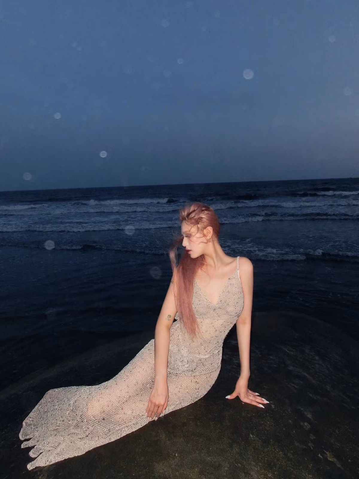 Kèm loạt ảnh, Xoài Non cập nhật trạng thái: "What is the deepest form of love?" (Tạm dịch: Dáng vẻ của một tình yêu sâu đậm nhất là gì). Nhiều người cho rằng cô nàng trang trọng trạng thái hạnh phúc với tình yêu mới, sau khi loạt ảnh tình tứ với Gil Lê mới lộ ra cách đây không lâu.(Ảnh: FBNV)