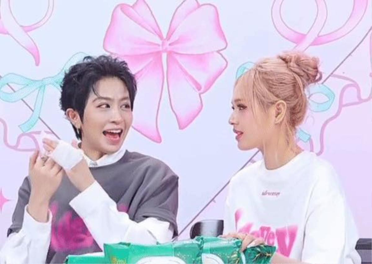 Vào ngày 4/8, cặp đôi đã bị tóm hành động tình tứ ngay trên sân pickleball. (Ảnh: Cắt màn hình livestream)