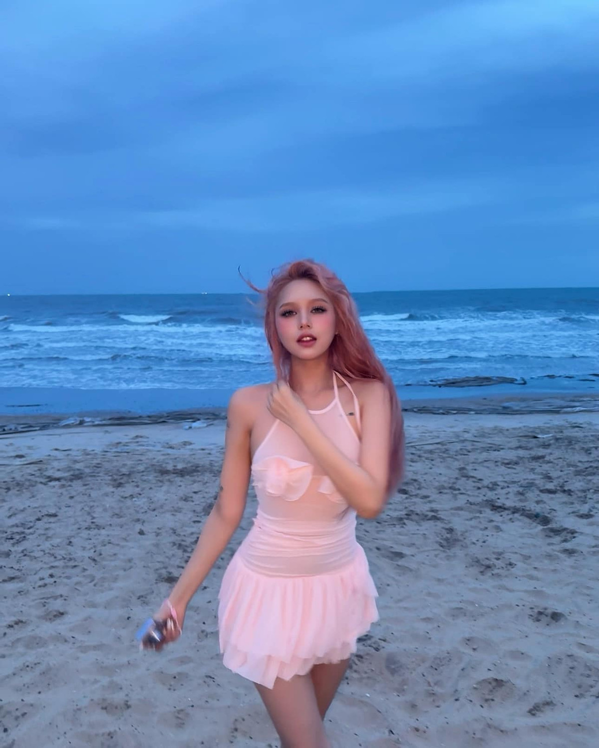 Cách đây ít lâu, Xoài Non cũng đăng tải loạt ảnh ở biển gợi cảm không kém.(Ảnh: FBNV)