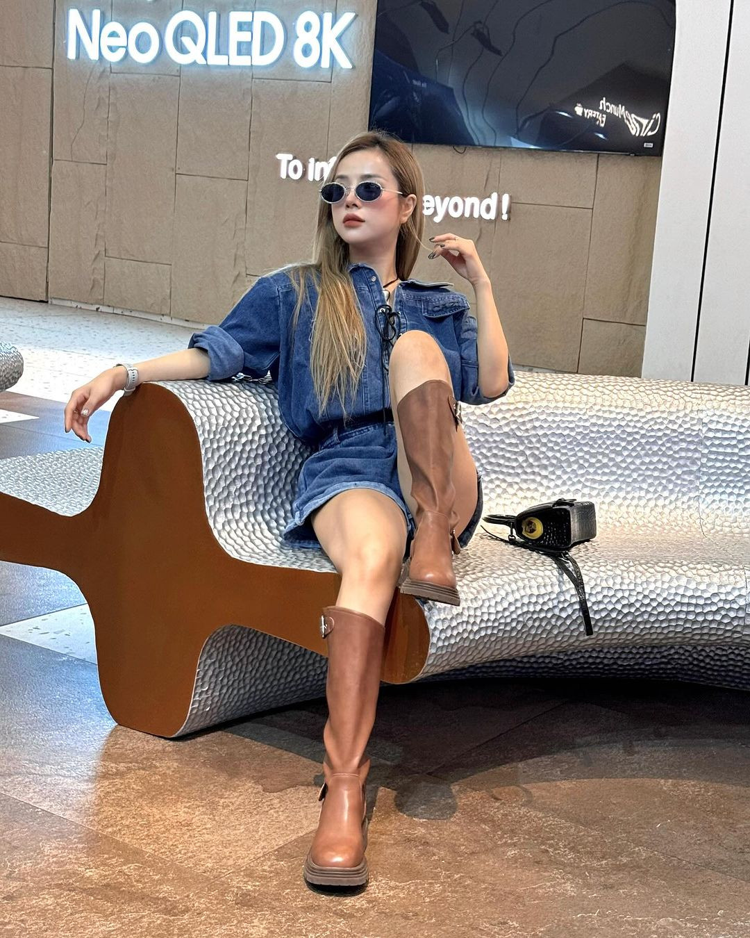 "Có nhiều thông tin xa gần rằng Thương đã có con, cái này là đúng nha nhưng mà là con nuôi thôi mọi người. Tôi có nghe thông tin này cách đây 5, 7 năm rồi nhưng im lặng vì nghĩ rằng chỉ cần những người yêu thương mình hiểu là được. Bé Na là con nuôi của tôi, con của bạn thân, vì có thời gian tôi hay chia sẻ hình ảnh của con nên mọi người hiểu nhầm". Thương Võ cho biết.