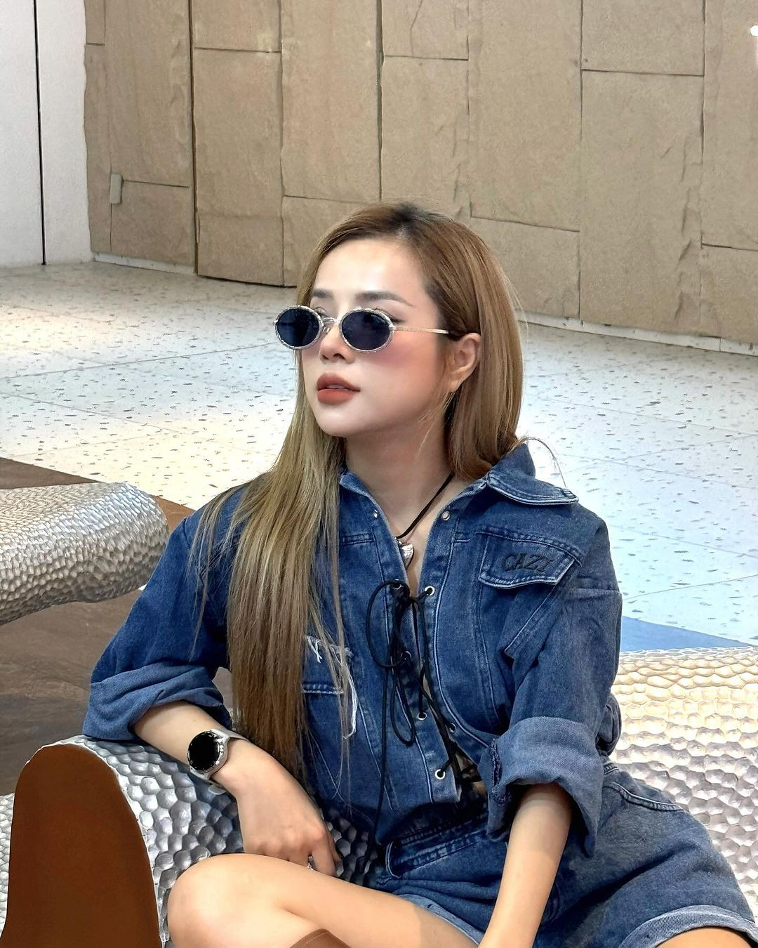 Chưa dừng lại đó, Thương Võ cũng bày tỏ sự bất ngờ trước tin đồn "đã có chồng và bị chồng bỏ": "Ối làng nước ơi đừng đồn đoán thế tôi nghiệp tôi nha. Tôi nghe rất nhiều và cũng đọc nhiều bình luận như vậy lắm. Có ảnh hưởng đến tôi không à, có chứ, ảnh hưởng nhiều lắm vì tôi chưa từng lấy chồng lại bị đồn chồng bỏ. Vậy nên tôi xin phép đính chính một lần ở đây luôn".