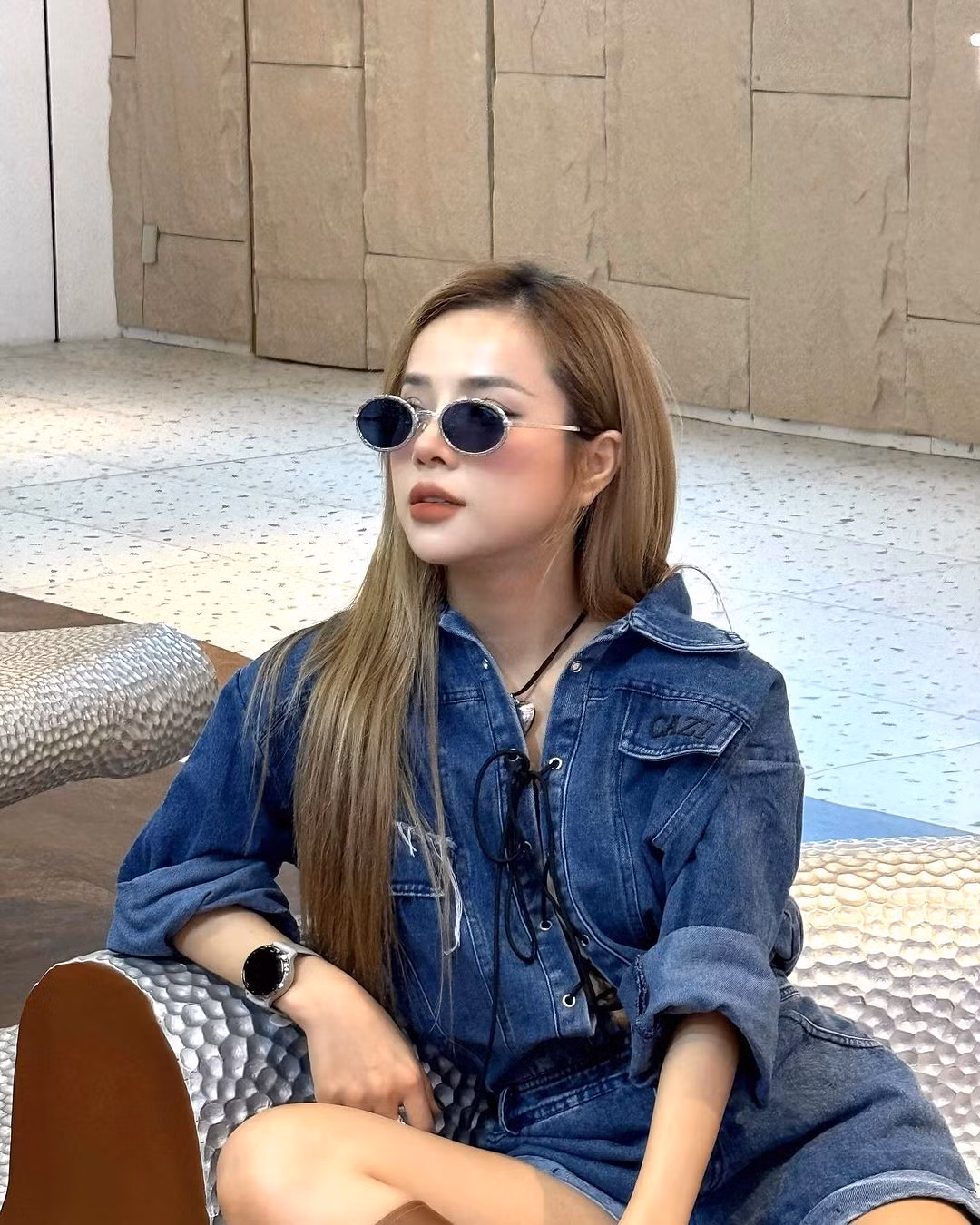 Chưa dừng lại đó, Thương Võ cũng bày tỏ sự bất ngờ trước tin đồn "đã có chồng và bị chồng bỏ": "Ối làng nước ơi đừng đồn đoán thế tôi nghiệp tôi nha. Tôi nghe rất nhiều và cũng đọc nhiều bình luận như vậy lắm. Có ảnh hưởng đến tôi không à, có chứ, ảnh hưởng nhiều lắm vì tôi chưa từng lấy chồng lại bị đồn chồng bỏ. Vậy nên tôi xin phép đính chính một lần ở đây luôn".