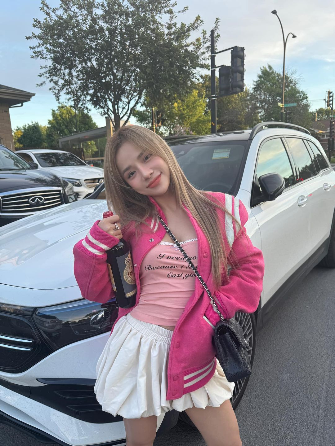 Thương Võ sinh năm 1992 tại Nghệ An, tốt nghiệp trường đại học Văn Hóa Nghệ Thuật Quân Đội. Cô từng tham gia chương trình “Giọng hát Việt 2015” và được ca sĩ Mỹ Tâm dìu dắt.