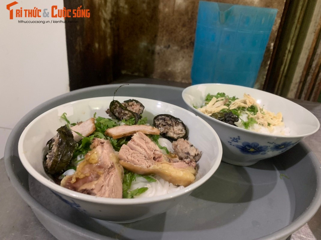 Với một bát phở 5.000 đồng nhưng vẫn đầy đủ bánh phở, một viên mọc, ít thịt gà lườn xé sợi, hành lá rắc lên trên chan thêm phần nước dùng thơm đậm đà.