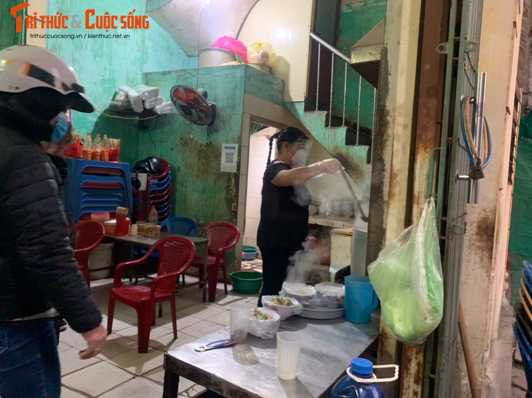 Chỉ mới nghe qua cái tên phở 5.000 đồng khiến nhiều người không khỏi tò mò và cho rằng thời buổi "bão giá" như hiện tại thì với số tiền đó, chủ quán sẽ cho những vị khách ăn gì? bát phở sẽ có hình hài ra sao?....