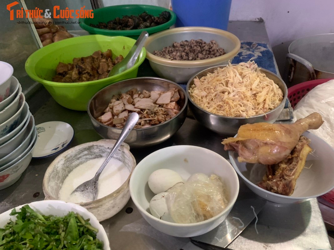 Theo chia sẻ của chị Nguyễn Thị Chung (chủ quán phở 5.000 đồng), cách đây 20 năm, những bát phở đầu tiên có giá 3.000 đồng, rồi 5.000 đồng và cả 10.000 đồng. Nhưng thực khách vẫn nhớ nhất tới chị là tô phở 5.000 đồng.