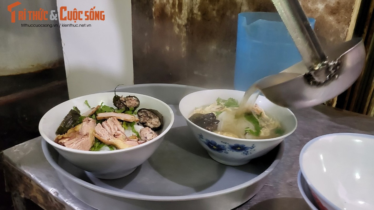 Theo tìm hiểu, mỗi ngày quán dùng khoảng 400.000 đồng tiền xương ống ninh trong nồi 100 lít. Một nồi khác chuyên để luộc gà. Mỗi ngày quán dùng 20-30 con gà công nghiệp, là gà già ăn sẽ dai hơn. Sau đó chủ quán sẽ sử dụng nước của hai loại này nêm nếm thành nước dùng vừa miệng.