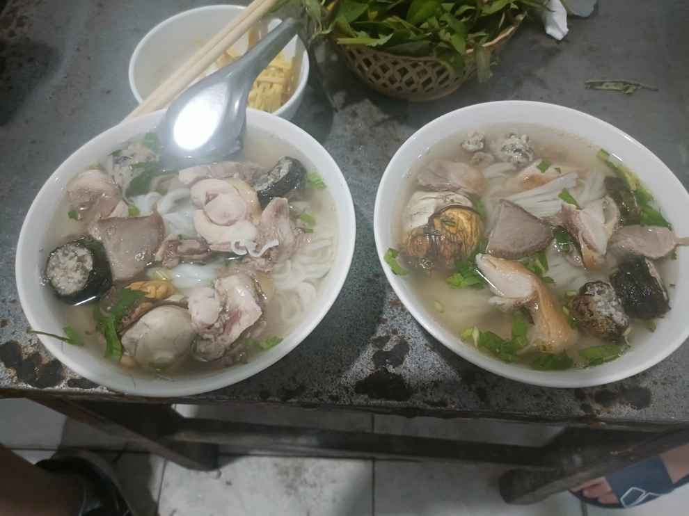 Có thời điểm cách đây độ chục năm, quán từng tăng giá mỗi bát thêm 2.000 đồng thành 7.000 đồng giá tối thiểu. Chị Chung muốn thử nghiệm xem phản ứng khách thế nào. Nhưng sau một tuần bán ế, chị chấp nhận quay lại mức giá cũ đã thành thương hiệu của mình.