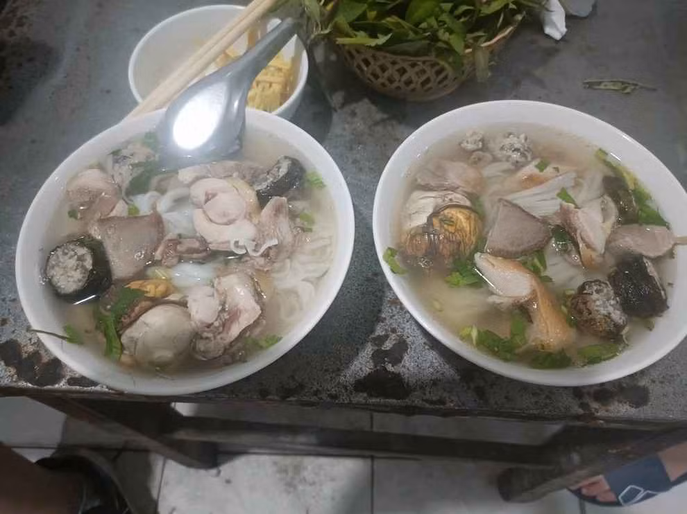 Có thời điểm cách đây độ chục năm, quán từng tăng giá mỗi bát thêm 2.000 đồng thành 7.000 đồng giá tối thiểu. Chị Chung muốn thử nghiệm xem phản ứng khách thế nào. Nhưng sau một tuần bán ế, chị chấp nhận quay lại mức giá cũ đã thành thương hiệu của mình.