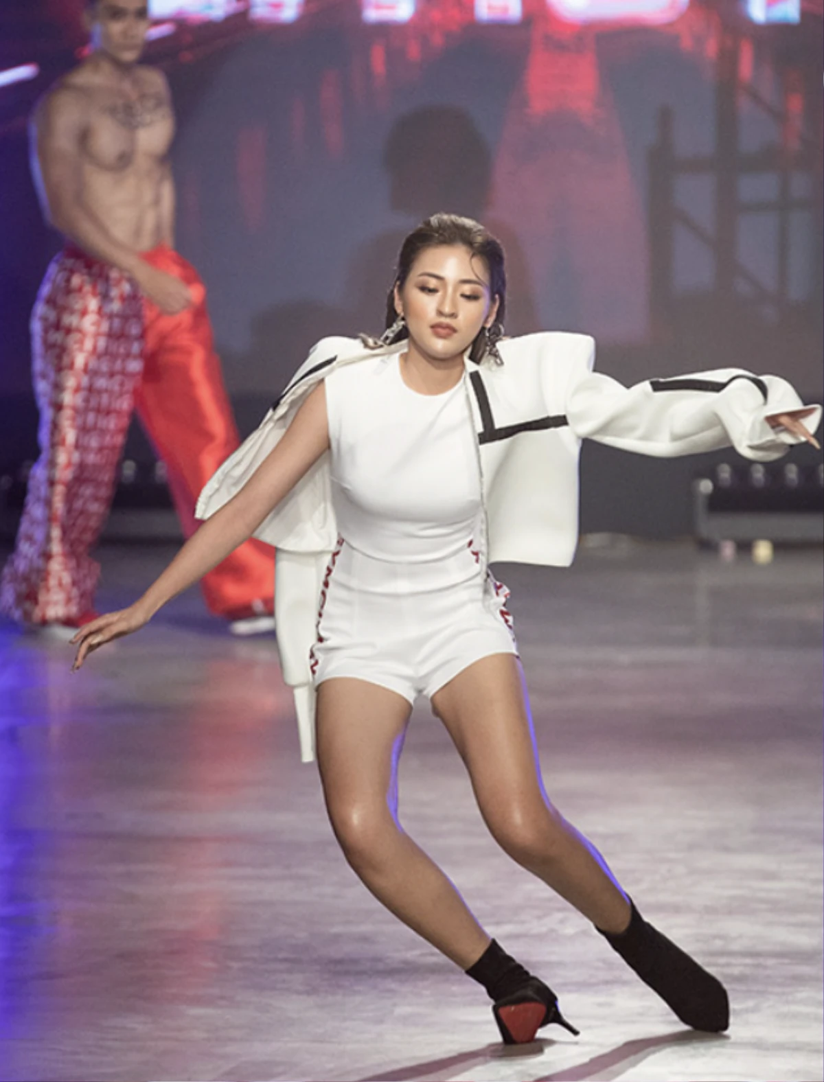 TikToker lan san trinh dien thoi trang, xu huong gay tranh cai-Hinh-2