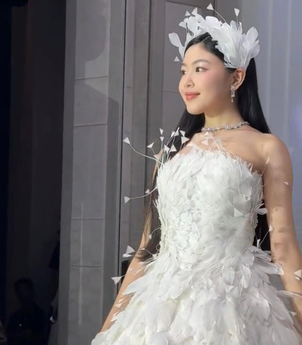 Chiều cao ấn tượng cũng giúp cô nàng tỏa sáng theo từng bước catwalk trên sân khấu.