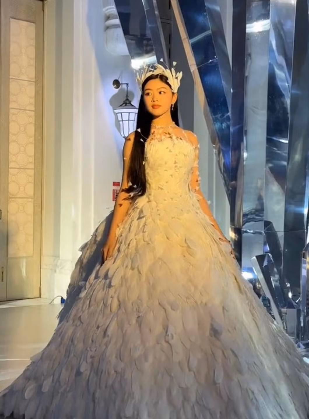 Lần đầu thử sức làm người mẫu, Lọ Lem đứng cạnh dàn hậu đình đám như H'Hen Niê, Minh Tú, Hoàng Thùy, Ngọc Châu, Bảo Ngọc… Tuy nhiên, công chúa nhà Quyền Linh không hề lép vế mà còn tỏa sáng với vẻ đẹp ngọt ngào, trong trẻo.