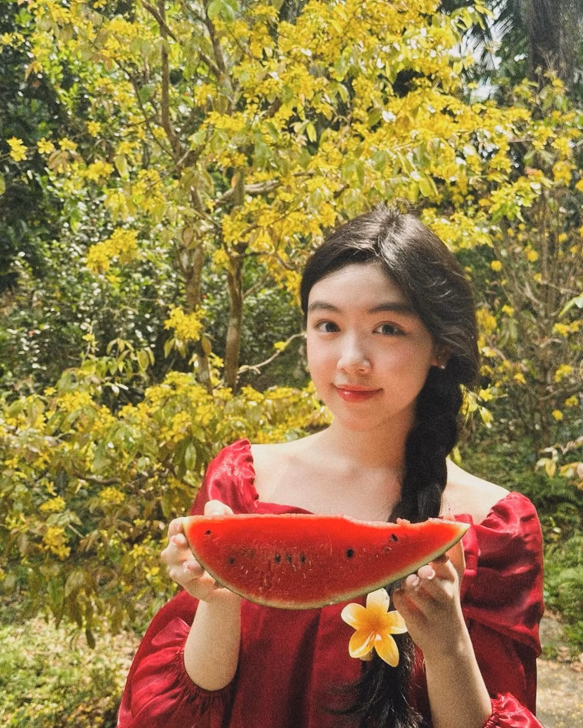 Theo tiết lộ, Lọ Lem thích thời trang, nghệ thuật nên đã chọn UAL để thử sức. Tuy nhiên, sau khi trúng tuyển, con gái Quyền Linh lại không chọn đi du học mà tiếp tục học đại học trong nước. (Ảnh: FBNV)