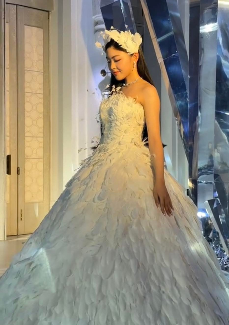 Khoảnh khắc bước ra sàn diễn với bộ váy màu trắng, Thảo Linh được nhận xét trông giống như một nàng công chúa thiên nga trắng kiêu kỳ.