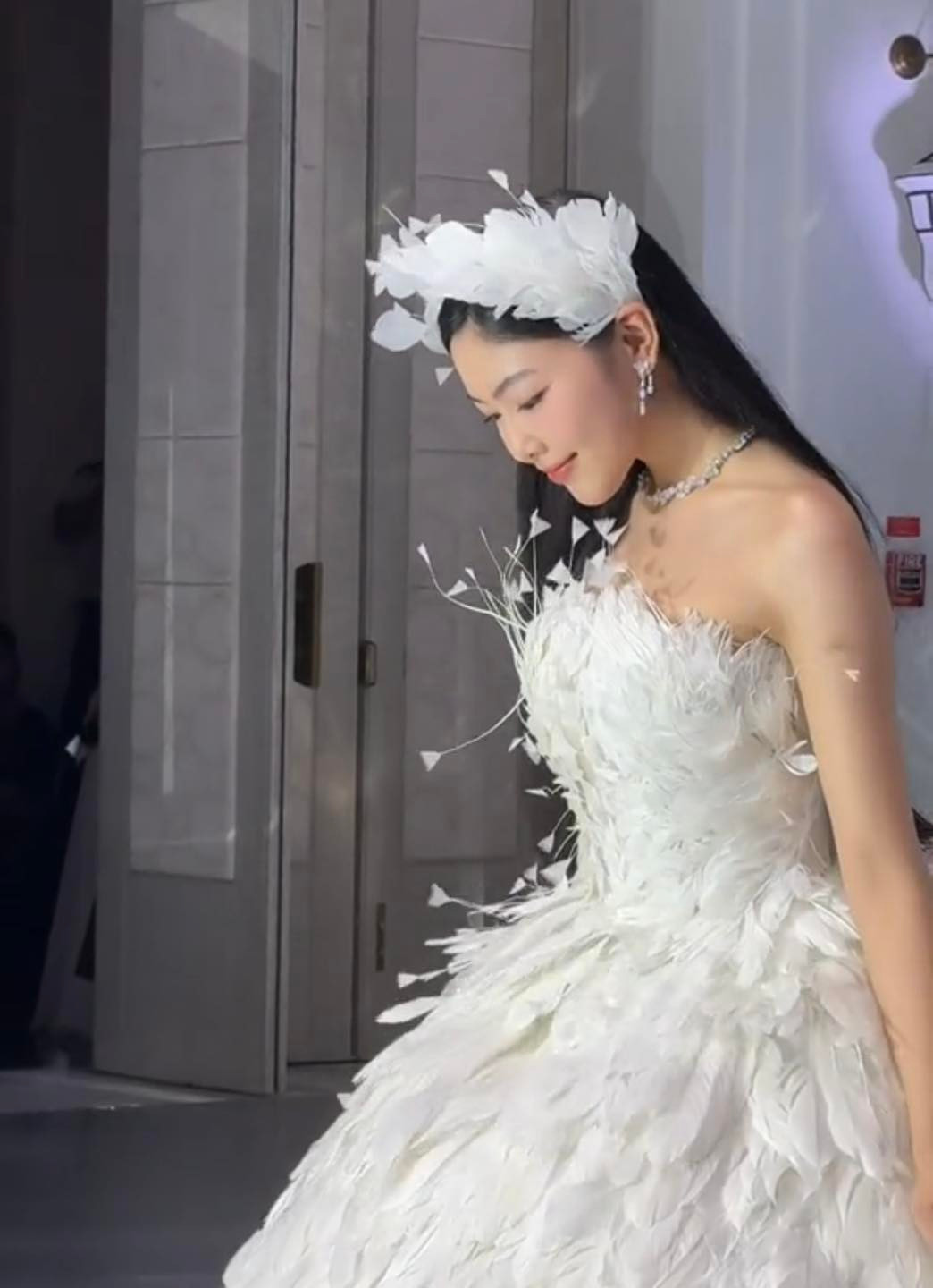 Vẻ đẹp kiêu sa, thần thái tự tin cùng bước đi uyển chuyển của Lọ Lem đã để lại dấu ấn khó phai trong lòng khán giả, khiến nhiều người bất ngờ trước tài năng của cô".