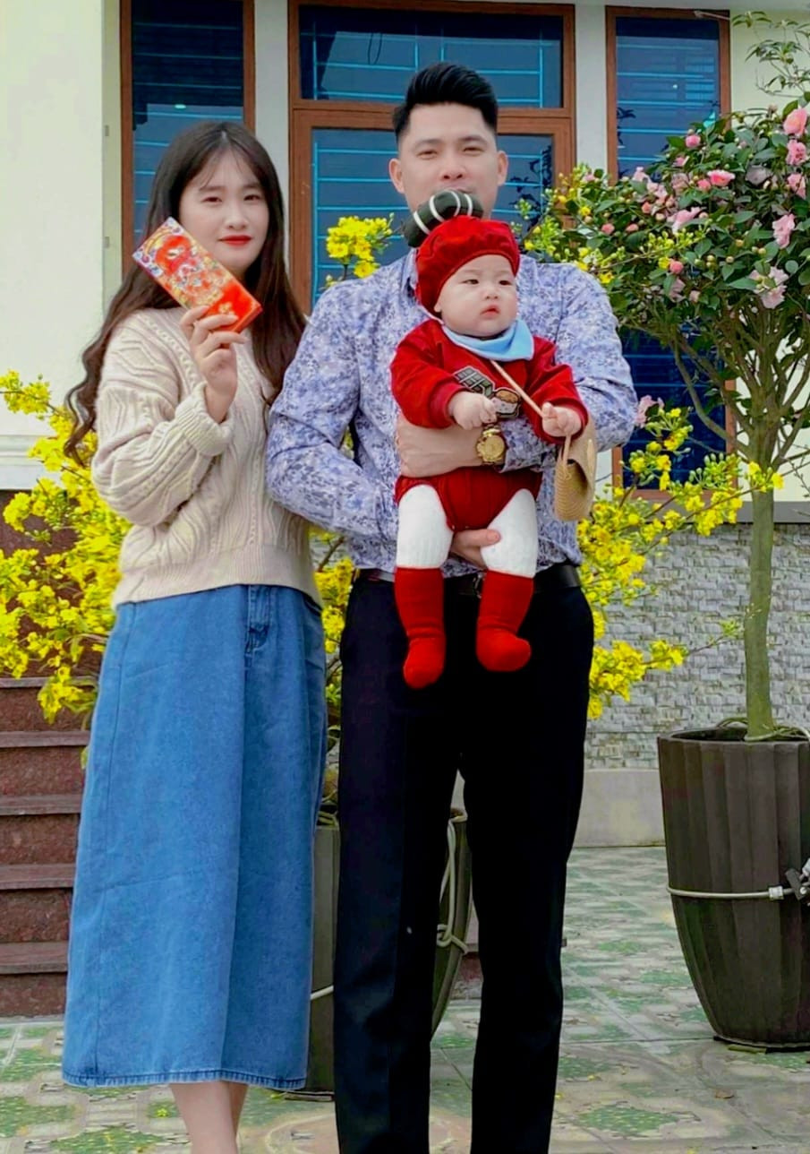 Từ ngày chị lấy chồng, cậu chưa đến bao giờ. Cậu kể ‘Em đi từ 5h, xa ơi là xa, lạc đường mấy lần mới thấy nhà chị’. Cậu lên chơi, bế cháu một tí rồi về, nhất định không chịu ở lại. Lúc sau, anh chị chạy xe về ngoại thì gặp cậu vẫn đang lóc cóc trên đường, trời nắng mà cậu không chịu lên xe về cùng” - cô chị gái kể lại.