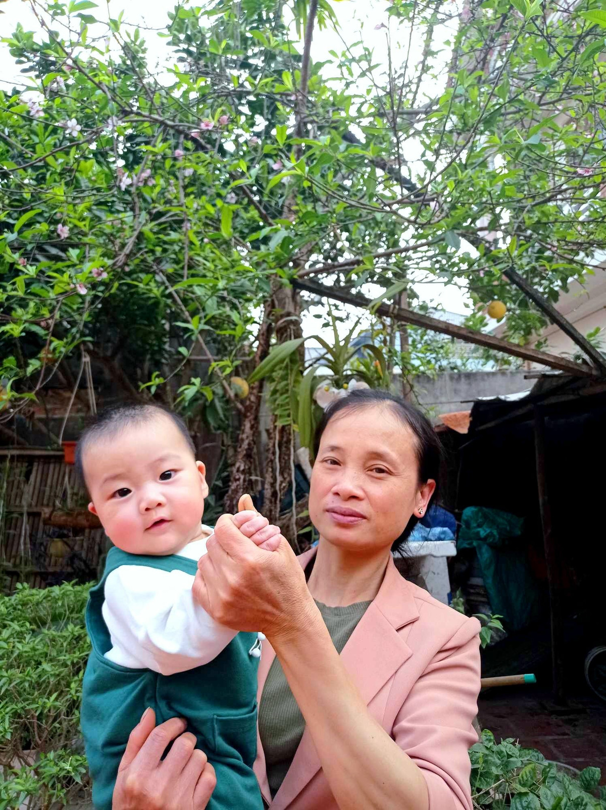 Nhiều người đã để lại nhiều bình luận xúc động về chuyến đi dễ thương của chàng trai: "Đáng yêu quá vậy, người cậu của năm đây rồi", "chị em nhà người ta thân thiết đáng yêu quá".