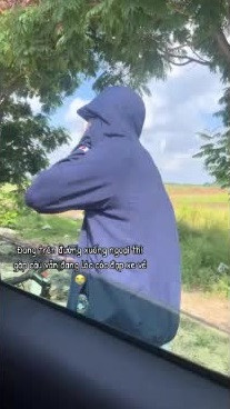 Hình ảnh chàng trai mặc áo chống nắng, băng băng đạp xe giữa trời nắng gắt khiến nhiều người cảm động.