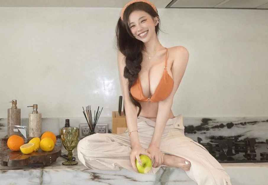 Người đẹp Trung Quốc sở hữu nụ cười tỏa nắng đốn tim fan, hiện trang Instagram của nàng hot girl có đến hơn 1 triệu người theo dõi.