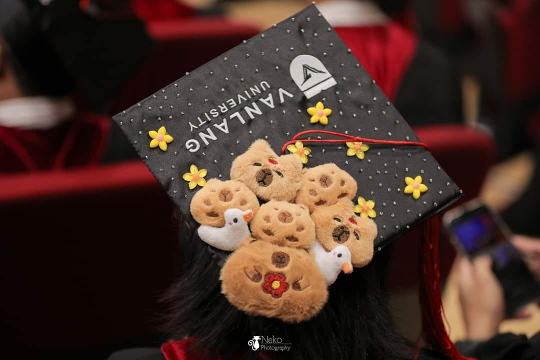 Theo đó, sinh viên Văn Lang được tự do trang trí mũ tốt nghiệp của mình. Không chỉ vậy, các bạn còn được nhà trường cho giữ lại mũ làm kỷ niệm.