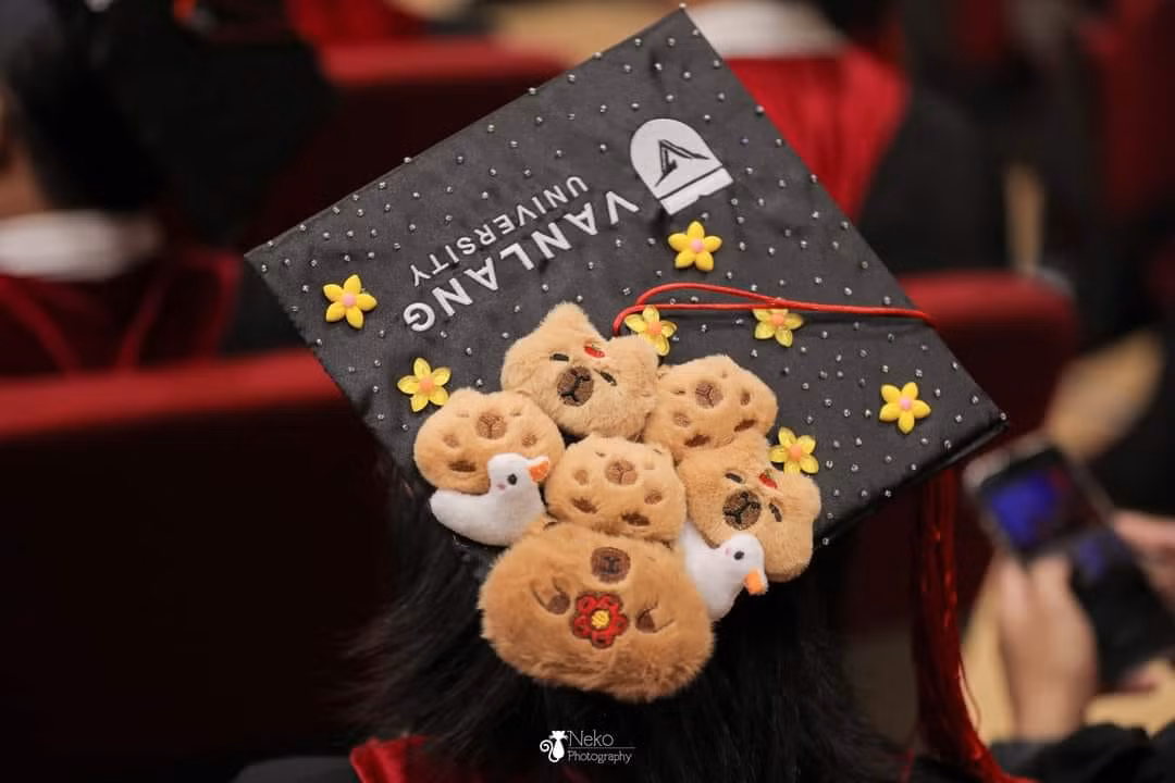 Theo đó, sinh viên Văn Lang được tự do trang trí mũ tốt nghiệp của mình. Không chỉ vậy, các bạn còn được nhà trường cho giữ lại mũ làm kỷ niệm.