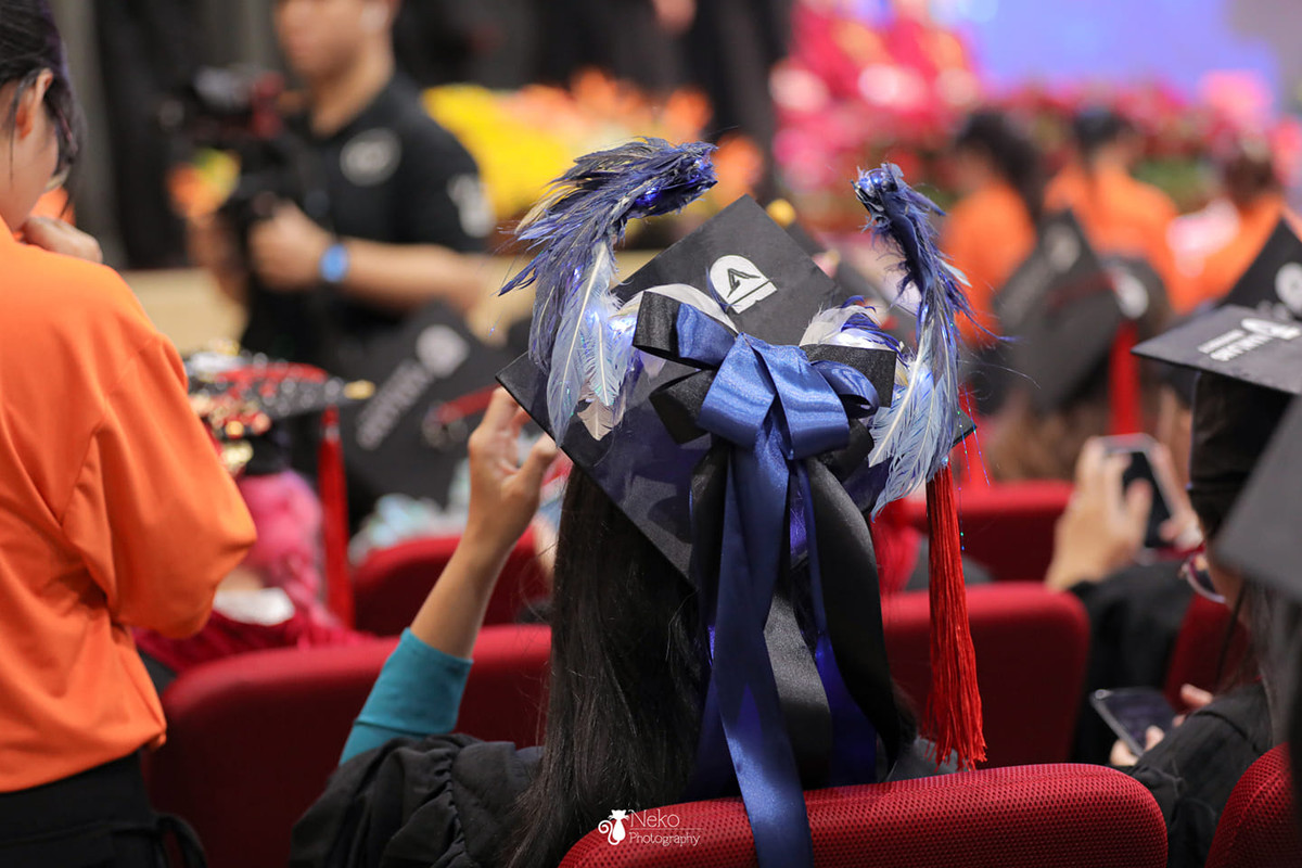 Nhìn những hình ảnh này, nhiều người đã bày tỏ cảm xúc: "sướng thế, trường mình tốt nghiệp mũ chỉ được mượn thôi chứ không được thêu vẽ tự do như này", "nhìn mà thấy tiếc ghê, năm ngoái mình lo chạy nước rút để tốt nghiệp đúng hạn nên không design mũ được đẹp", "mê quá, các bạn sáng tạo thật". (Ảnh: Thịnh Trần)