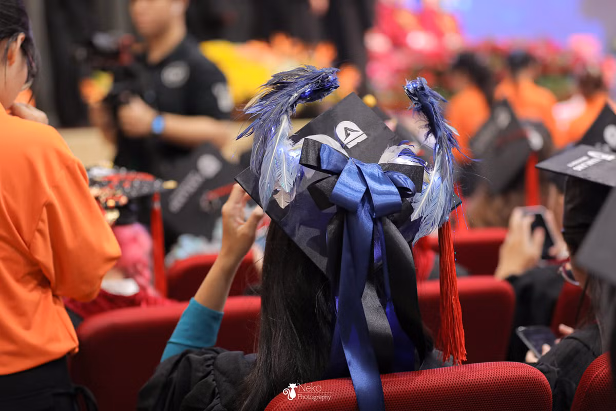 Nhìn những hình ảnh này, nhiều người đã bày tỏ cảm xúc: "sướng thế, trường mình tốt nghiệp mũ chỉ được mượn thôi chứ không được thêu vẽ tự do như này", "nhìn mà thấy tiếc ghê, năm ngoái mình lo chạy nước rút để tốt nghiệp đúng hạn nên không design mũ được đẹp", "mê quá, các bạn sáng tạo thật". (Ảnh: Thịnh Trần)