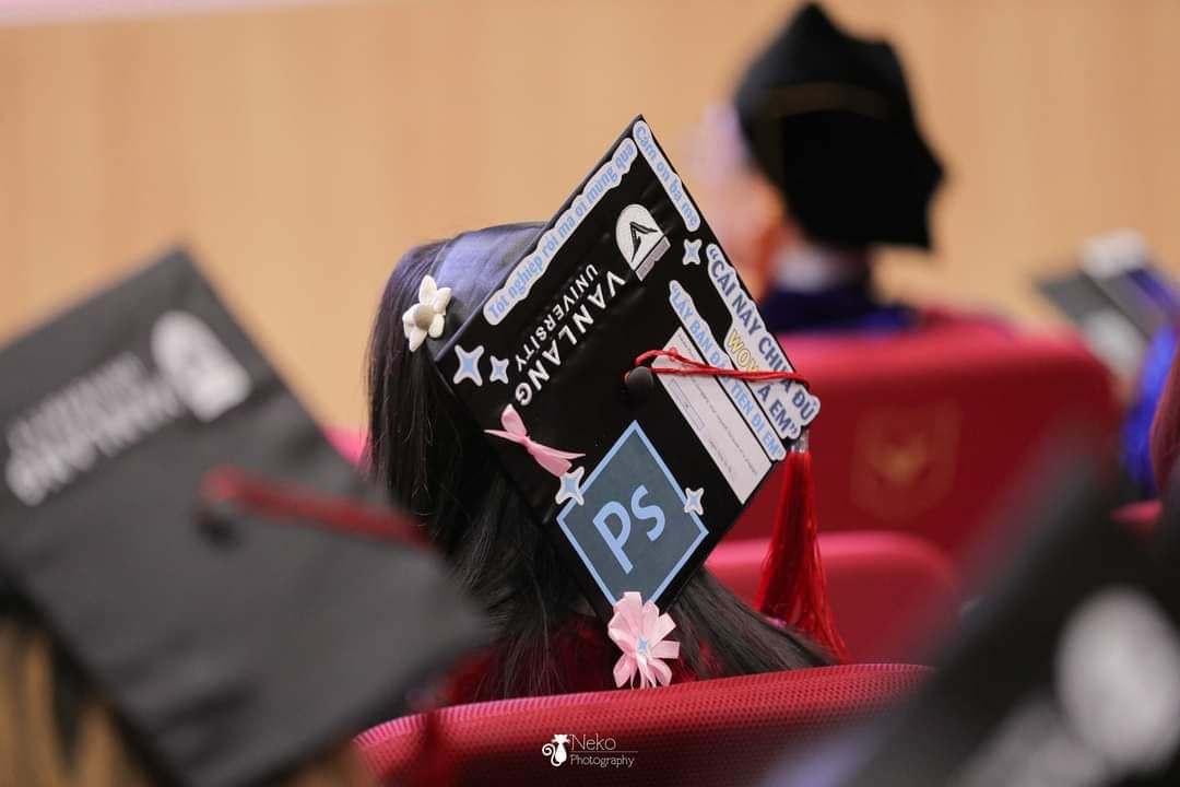 Đây có lẽ là chiếc mũ của một sinh viên theo học ngành thiết kế đồ họa.